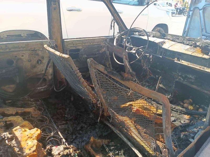Sürücü sigara içerken otomobili de kendini de yaktı
