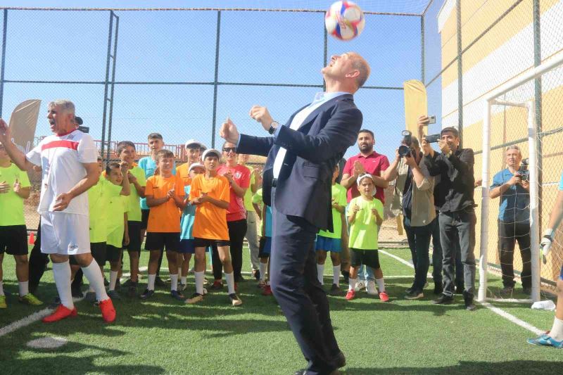 İçişleri Bakanı Soylu, Mardin’de çocuklarla bir araya gelerek top sekterdi
