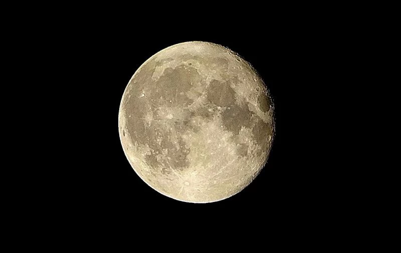 Osmaniye’de parlaklığıyla mest eden dolunay gökyüzünü süsledi