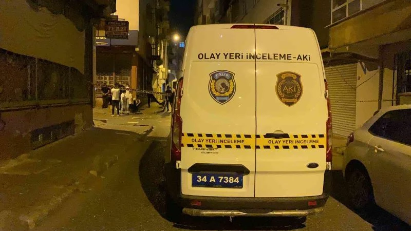 Bağcılar’da hareketli dakikalar: Husumetli olduğu ailenin apartmanına tüfekle ateş açtı
