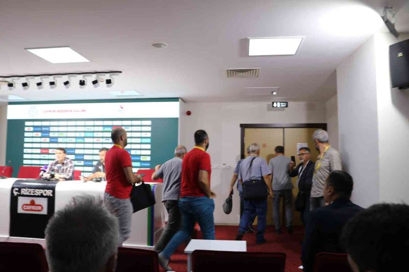 Gazeteciler Bayram Bektaş’ı protesto ederek salondan ayrıldı
