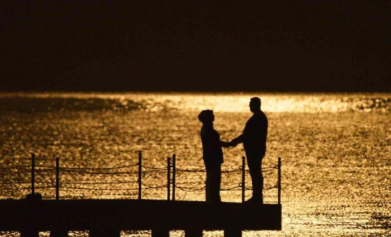 Van Gölü üzerinde yükselen dolunay ve yakamoz hayran bıraktı
