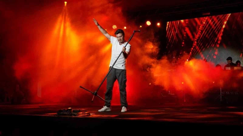 Mustafa Ceceli Balıkesir’i coşturdu