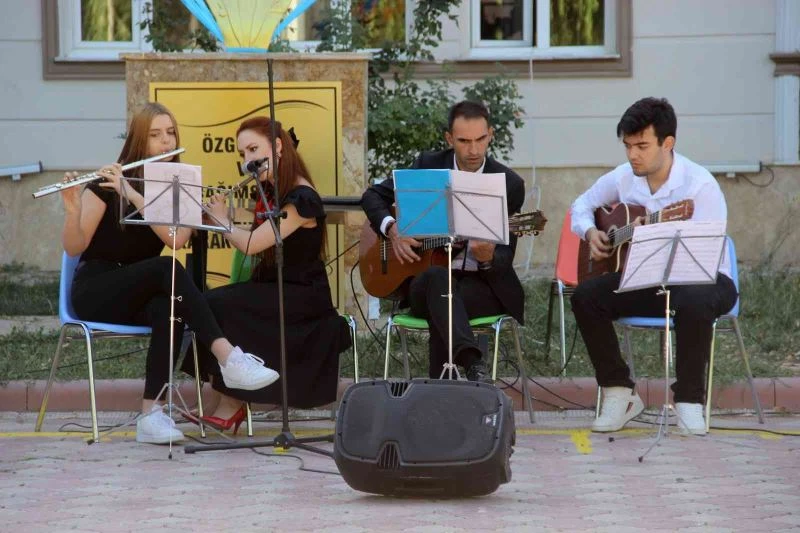 Öğretmen ve öğrencilerden ilk gün resitali
