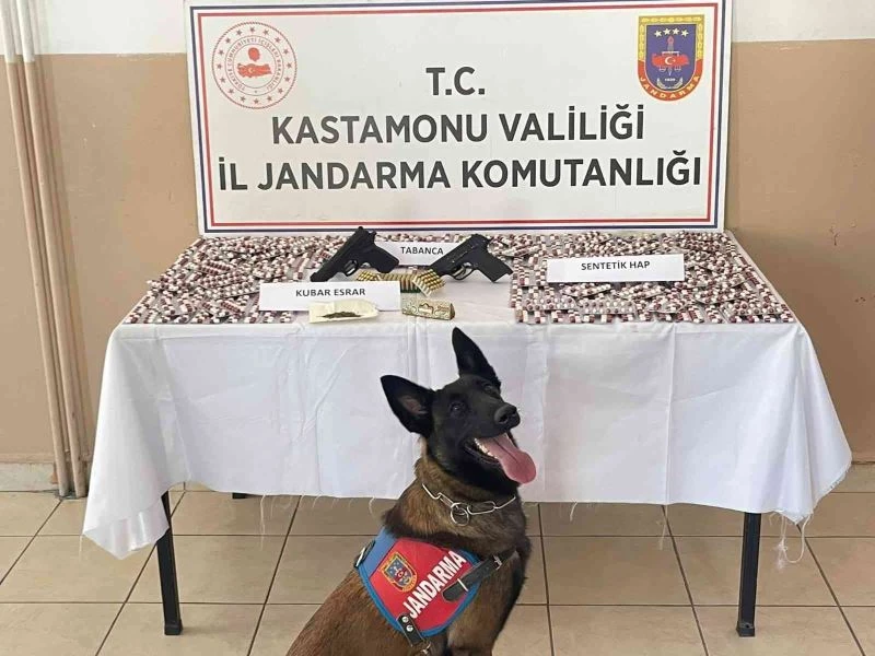 Piyasaya uyuşturucu madde sürmek isterken yakayı ele verdiler: 2 gözaltı
