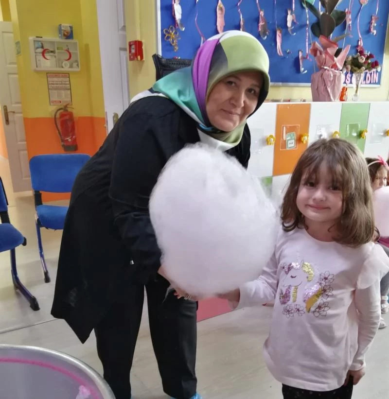 MS ve Epilepsi ile Yaşam Derneği’nden öğrencilere pamuk şekeri ikramı
