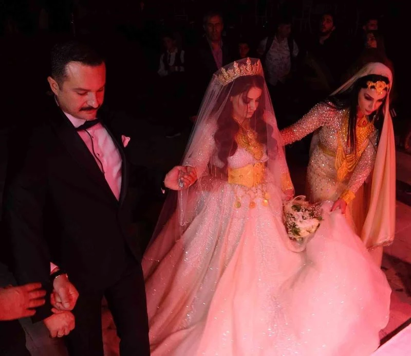 Van’da aşiret düğününde 5 milyon TL’lik takı takıldı
