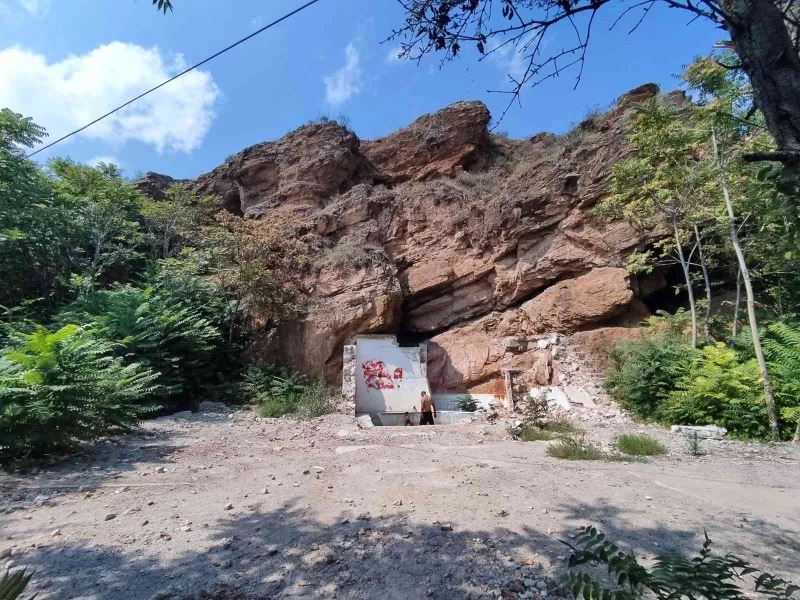 Yıkılan tarihi hamamın suyu şifa arayanların hala uğrak noktası oluyor
