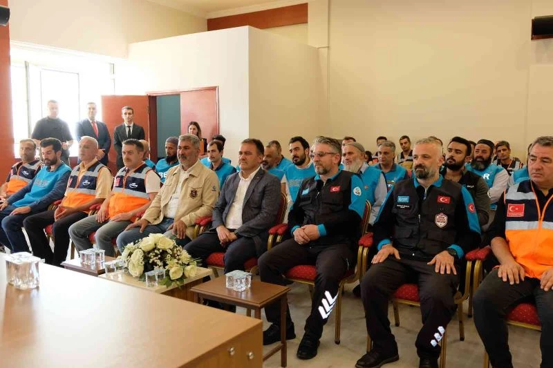 Hafif Arama Kurtarma eğitimini bitiren kursiyerlere sertifika
