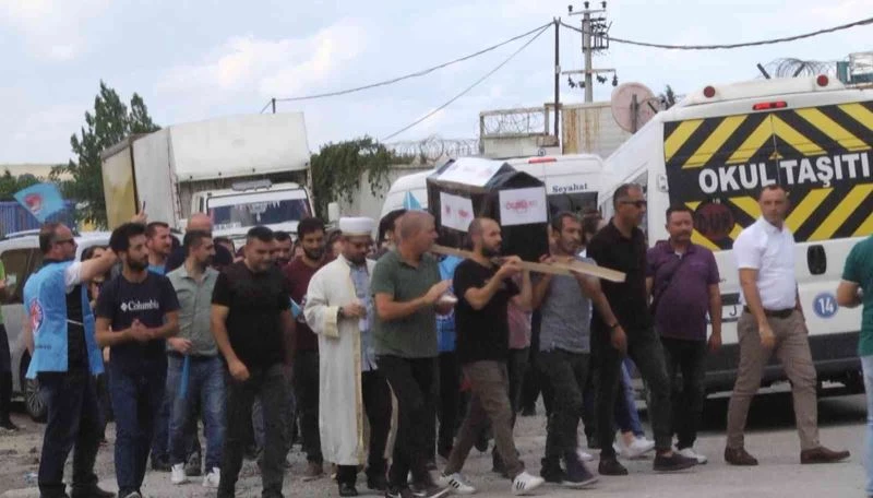 İşten çıkarılan işçiler tabutlu eylem yaptı, gıyabi cenaze namazı kıldı
