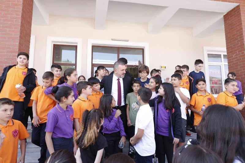 Sincan Belediye Başkanı Ercan öğrencilerin ilk ders zili heyecanına ortak oldu
