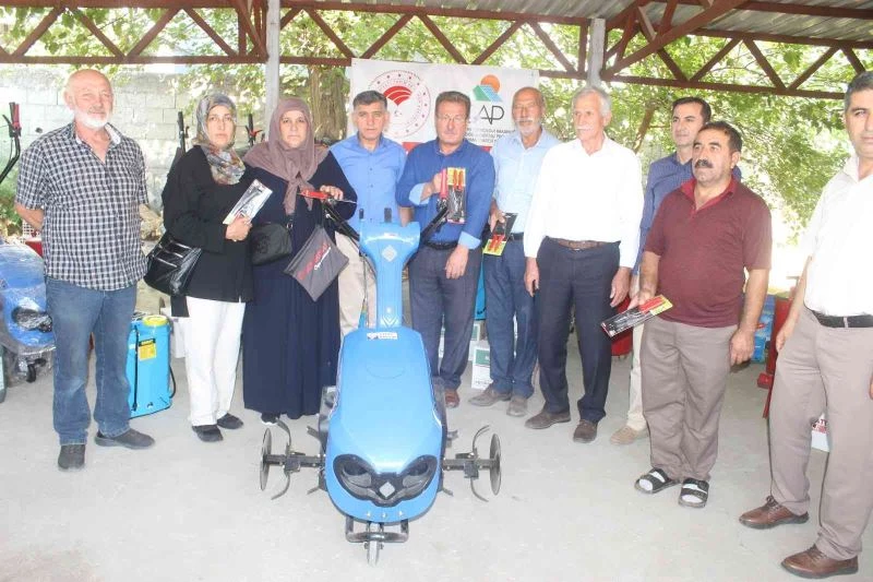 Çiftçilere tarım aletleri dağıtıldı
