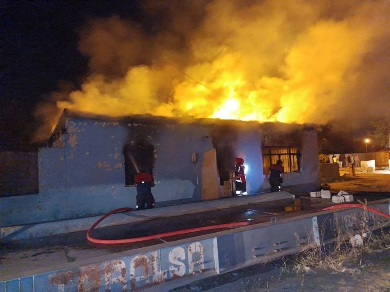 Iğdır Belediyesi sebze halinde çıkan yangında kundaklama şüphesi
