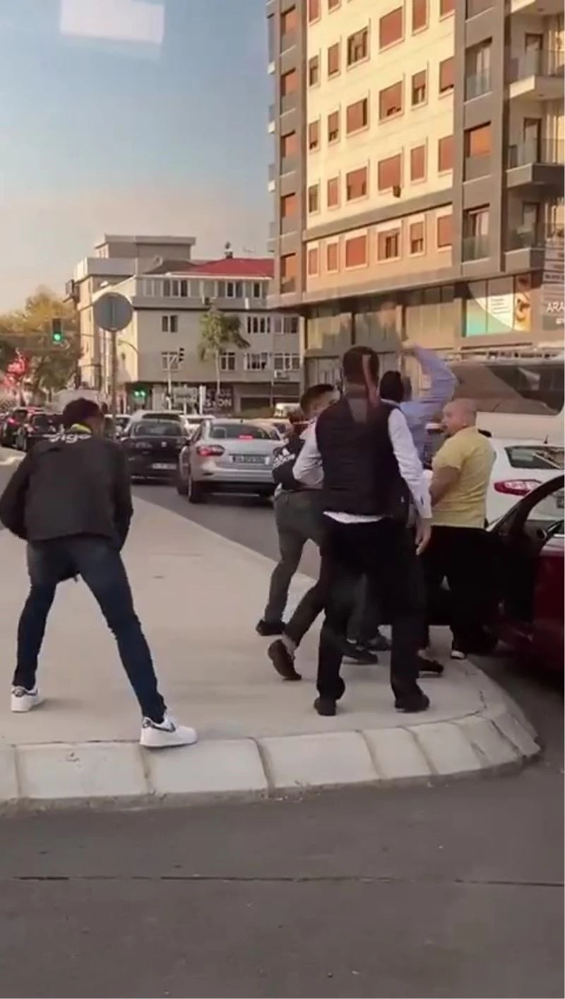 Kadıköy’de İETT şoförü ile vatandaşın kavgası: İETT şoförü güçlükle zapt edildi
