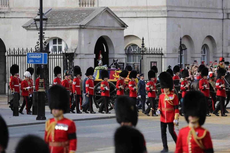 Kraliçe II. Elizabeth’in naaşı Westminster Hall’e getirildi
