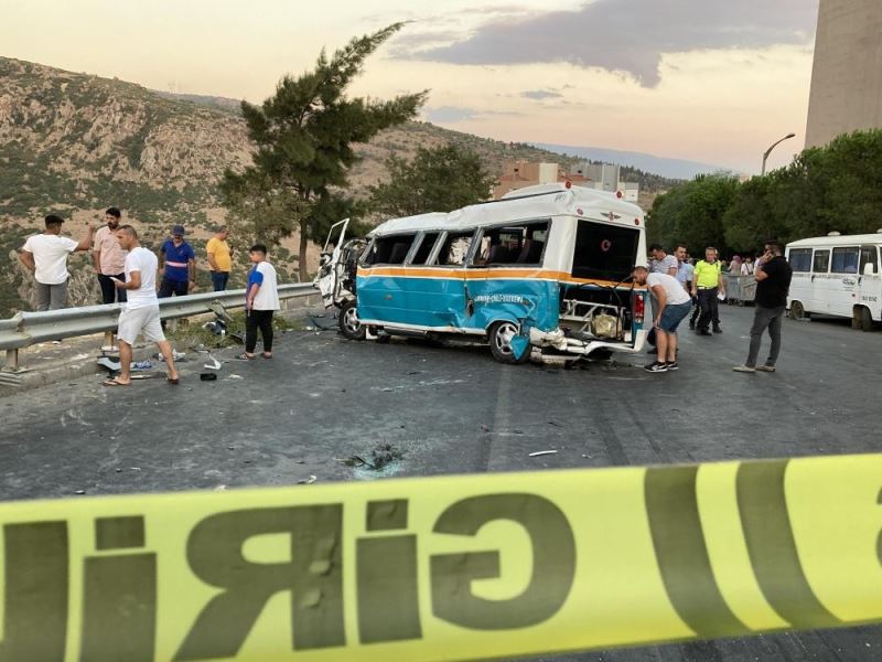 Servis aracı minibüsten inen yolcuların arasına daldı: Ölü sayısı 2’ye çıktı
