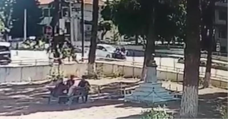 Elektrikli bisikletteki 2 kişinin yaralandığı kaza anının görüntüleri ortaya çıktı
