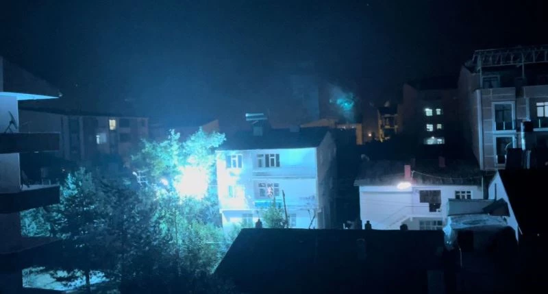 Rüzgar elektrik tellerini kopardı
