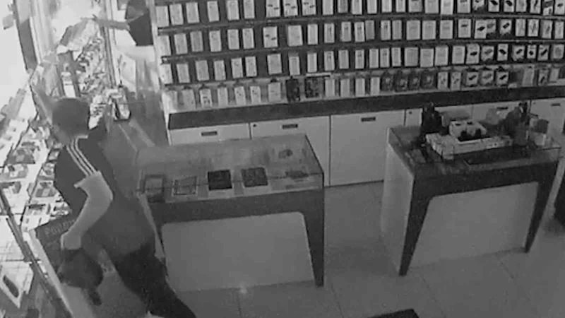 1 ay önce işe girdi, toplam 150 bin TL’lik telefon ve kasadaki paraları çalarak kayıplara karıştı
