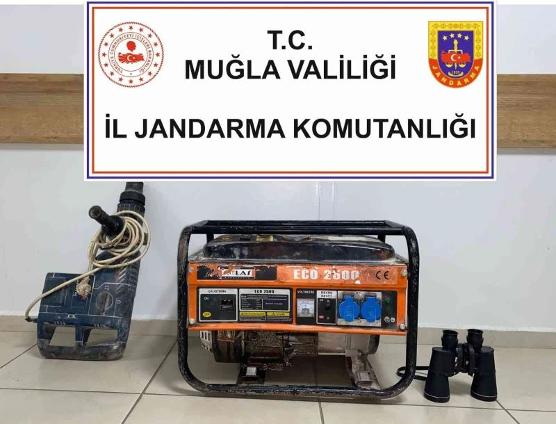 Fethiye’de define ararken, Jandarmaya yakalandılar
