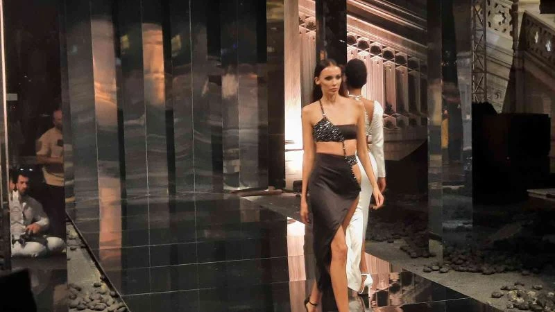 Ünlü modacı Cengiz Aktürk’ün Çırağan Sarayı’ndaki defilesi göz kamaştırdı
