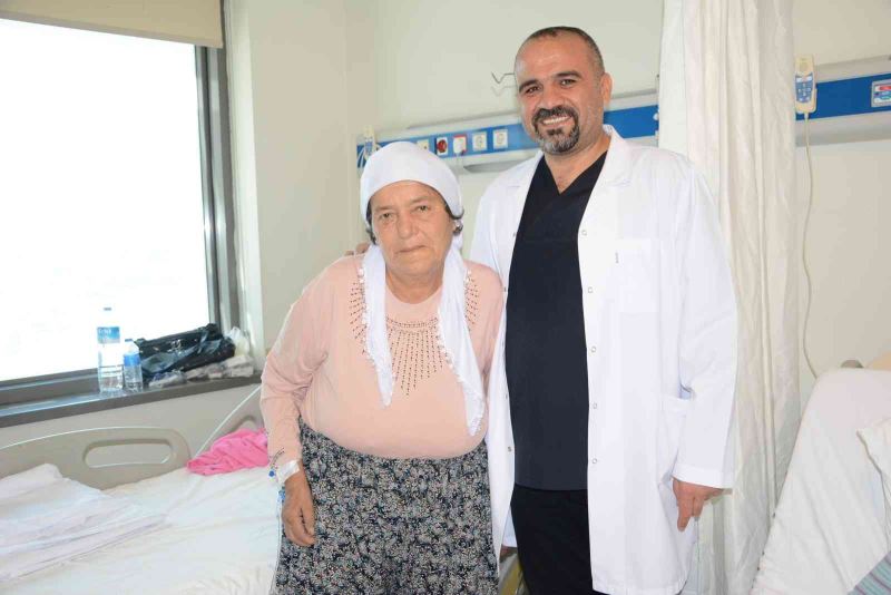 74 yaşındaki hasta safra yolundaki taşlardan ameliyatsız kurtuldu
