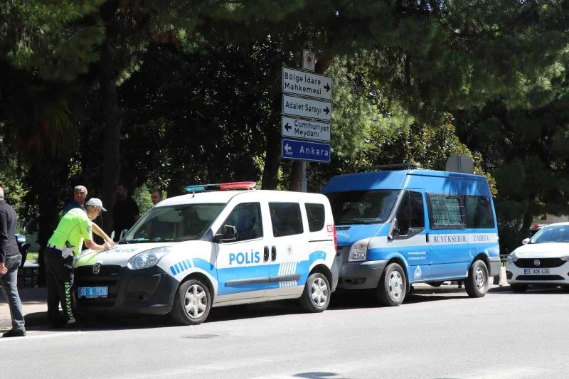 Hafif ticari araç polis ve zabıta araçlarına çarptı
