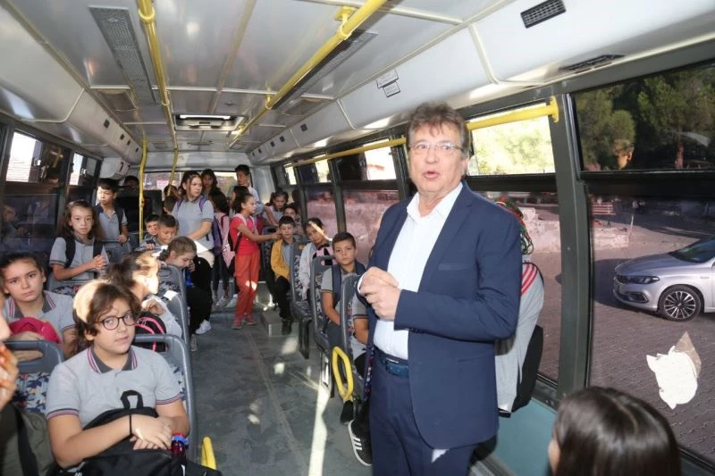 Başkan Arslan öğrencilerin ulaşım sorununu çözdü

