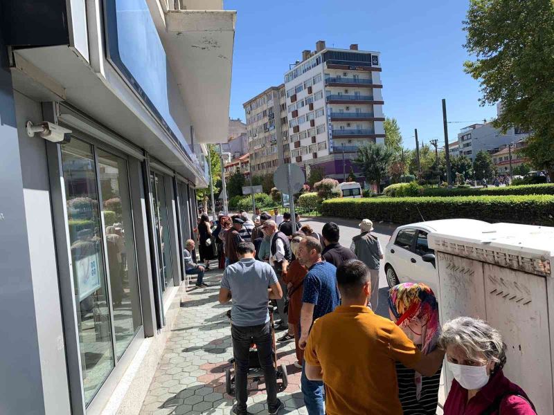 Vatandaşlar sosyal konut başvurusu için banka önlerinde heyecanla beklemeye başladı
