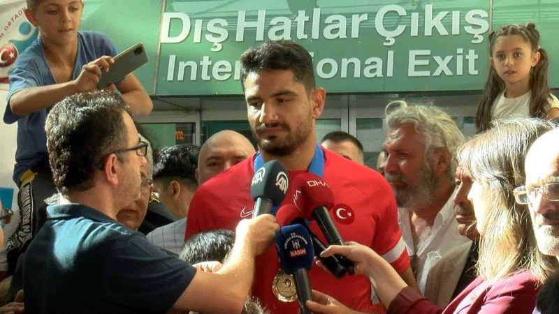 3.kez Dünya şampiyonu olan Taha Akgül’e coşkulu karşılama
