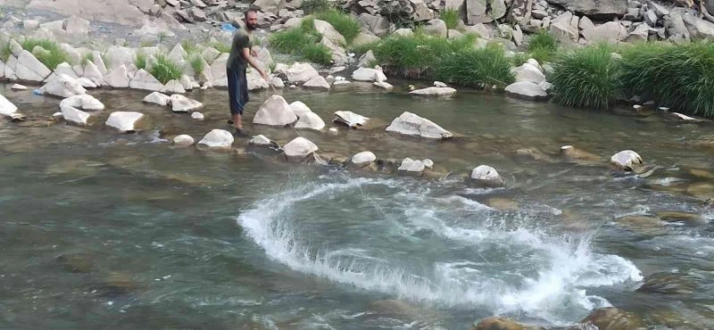 Balık tutkunlarının hafta sonu durağı Habur Çayı oldu
