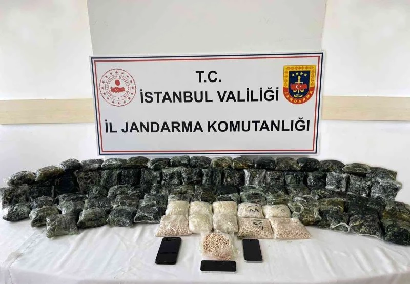 İstanbul’da torbacıya uyuşturucu operasyonu kamerada: 300 bin hap ele geçirildi
