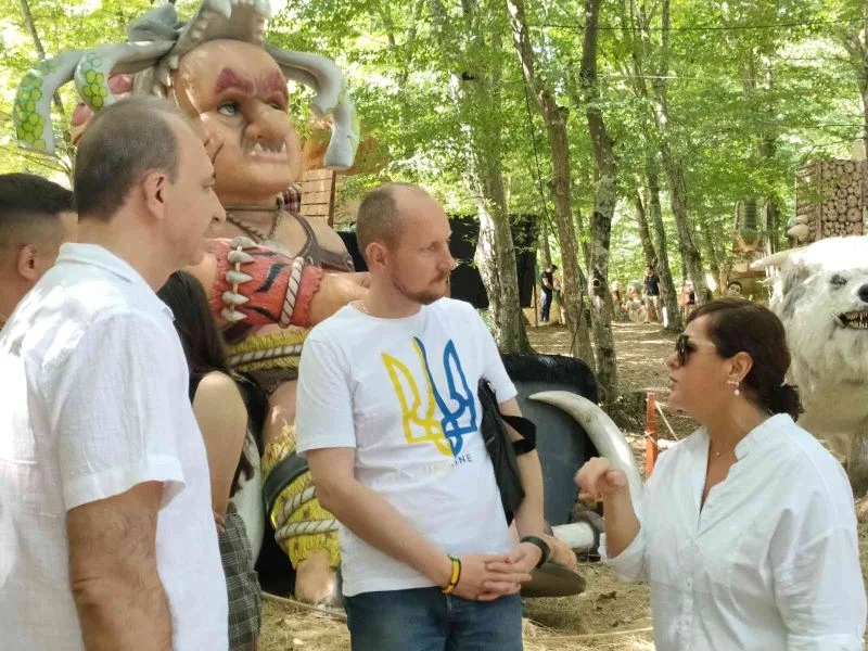 Ukrayna İstanbul Başkonsolosu Roman Nedilskyi savaş mağduru çocuklarla buluştu
