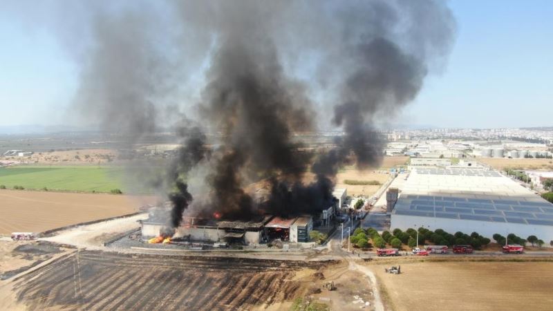 İzmir’de kozmetik fabrikasında büyük yangın
