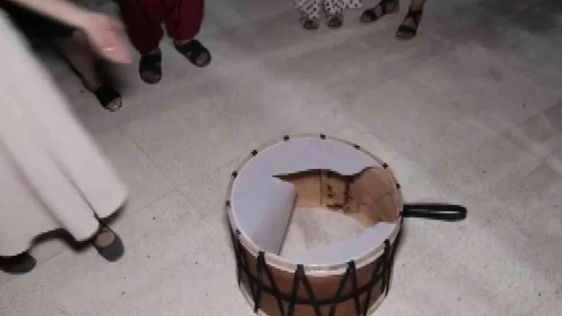 Çılgın davulcu kendinden geçti, davulu patlattı
