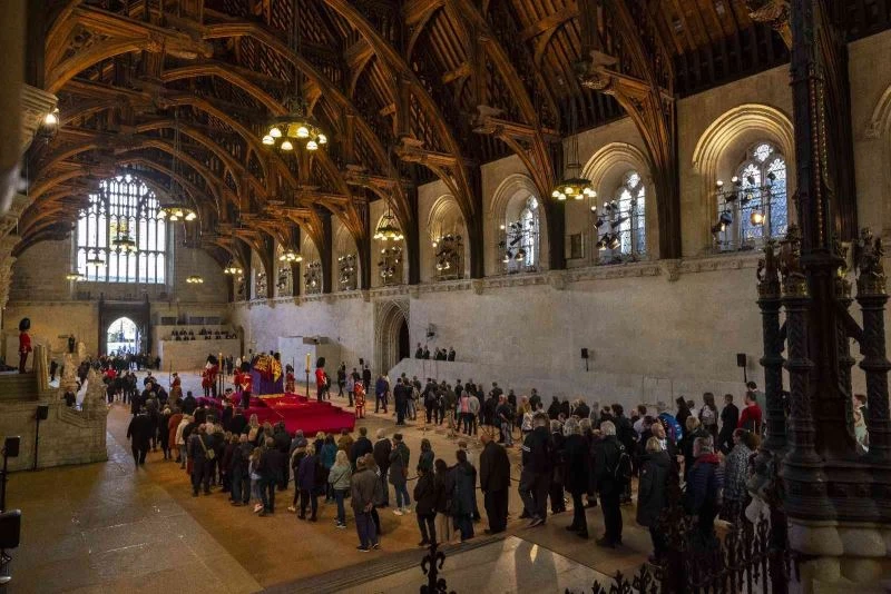İngiltere’de Kraliçe II. Elizabeth’in tabutuna koşan şahıs tutuklandı
