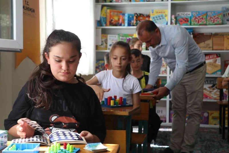 Atıl durumdaki okulu köydeki öğrenciler için eğitim merkezi haline getirdi
