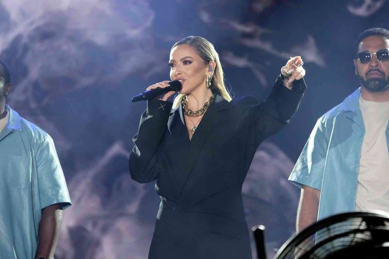 Hadise “7. Kardeş Kültürlerin Festivali”nde konser verdi
