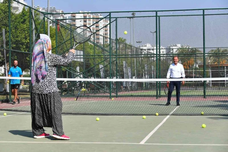 72 yaşında tenisle tanıştı
