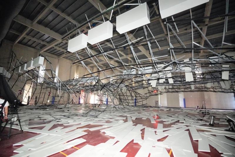 Tayvan’da depremin şiddetine dayanamayan çatı sporcuların üzerine çöktü
