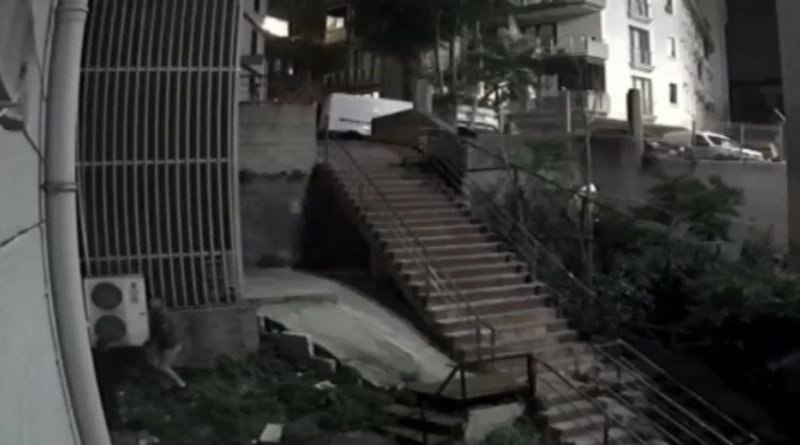 İstanbul’da ilginç hırsızlık kamerada: Klima motorunu çaldılar
