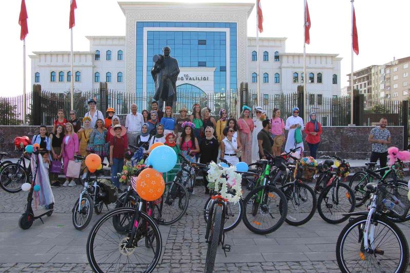 Elazığ’da ’Süslü Kadınlar’ Otomobilsiz Kentler Günü için pedal çevirdi
