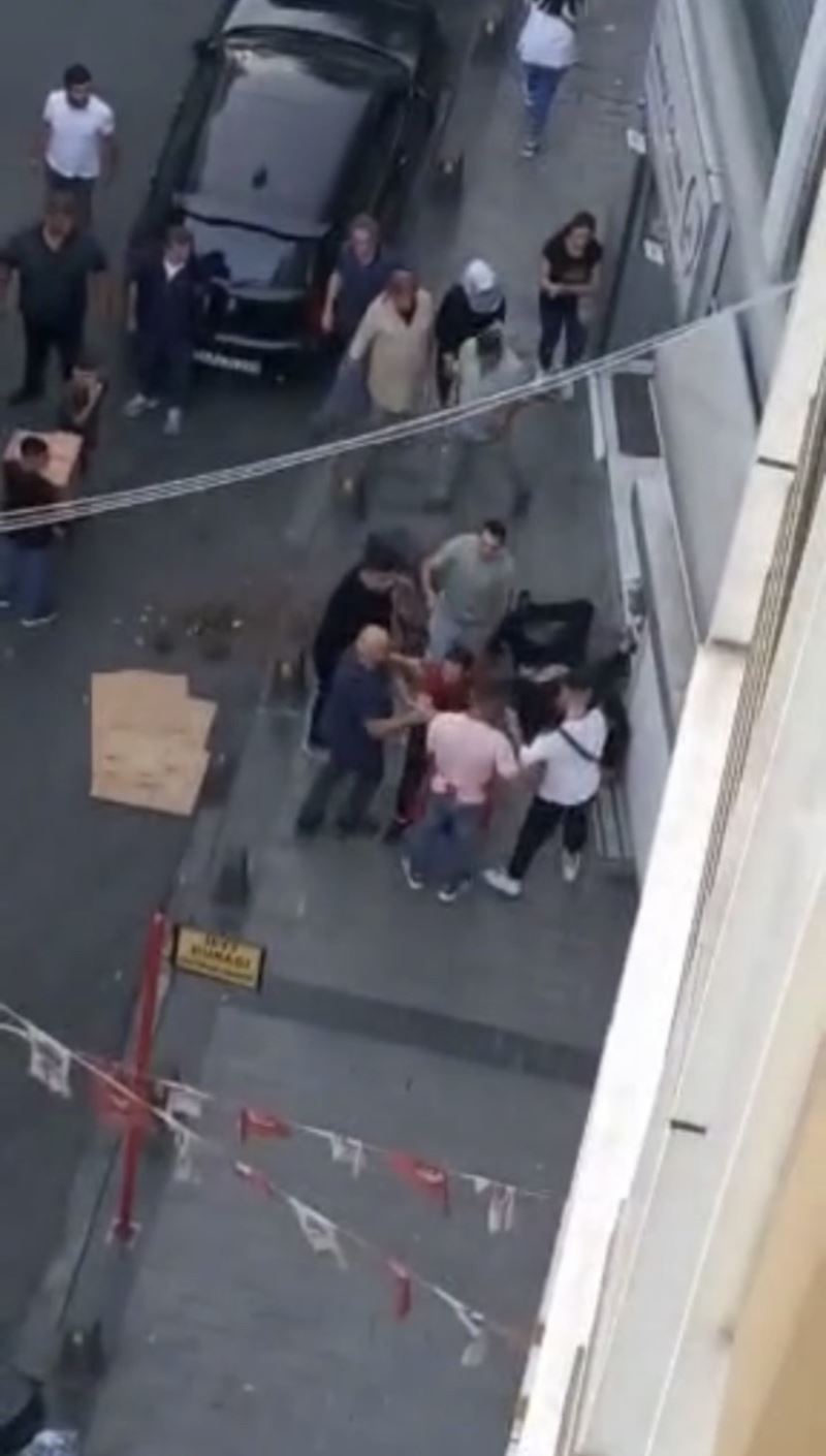 İstanbul’da yaşlı adamı döven şahsa dayak kamerada
