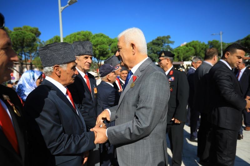 Başkan Gürün, törene dedesinin İstiklal Madalyası ile katıldı
