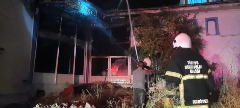 Suluova’da kullanılmayan akaryakıt istasyonunda yangın çıktı
