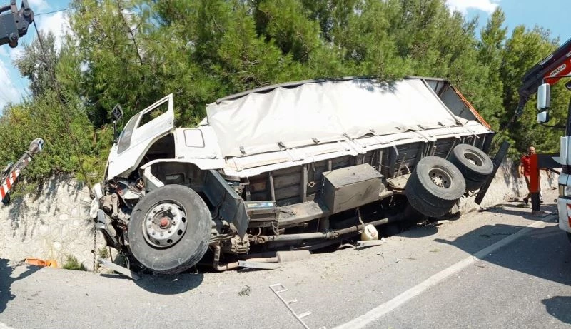 İzmir’de freni boşalan kamyon, devrilip sürüklendi
