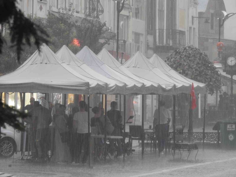 Edirne’de gök gürültülü kuvvetli yağış etkili oldu
