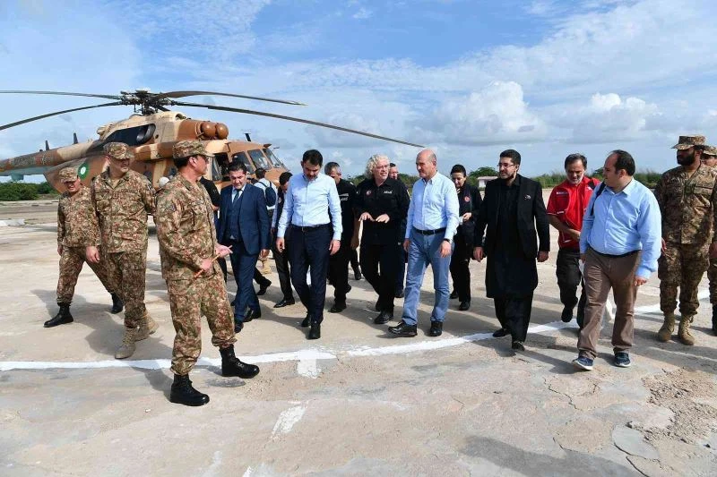 Bakan Kurum ve Bakan Soylu Pakistan’da sel bölgesini havadan ve karadan inceledi
