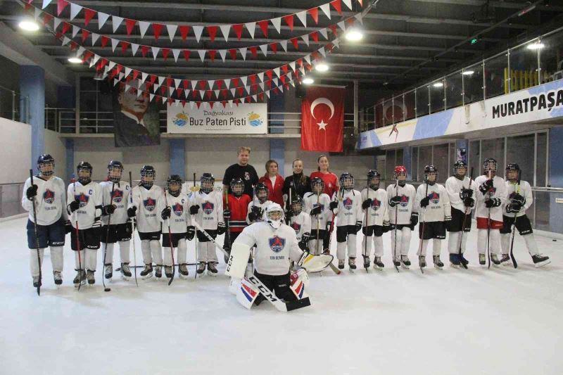 Antalya’nın tek buz hokeyi takımı sezona hazırlanıyor
