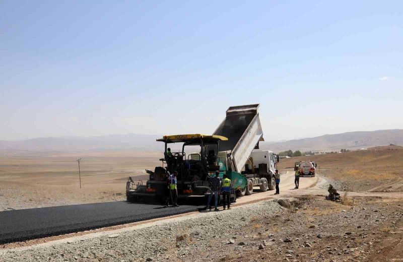 Van Büyükşehir Belediyesi Özalp’ta 14 kilometre asfalt çalışması yapıyor

